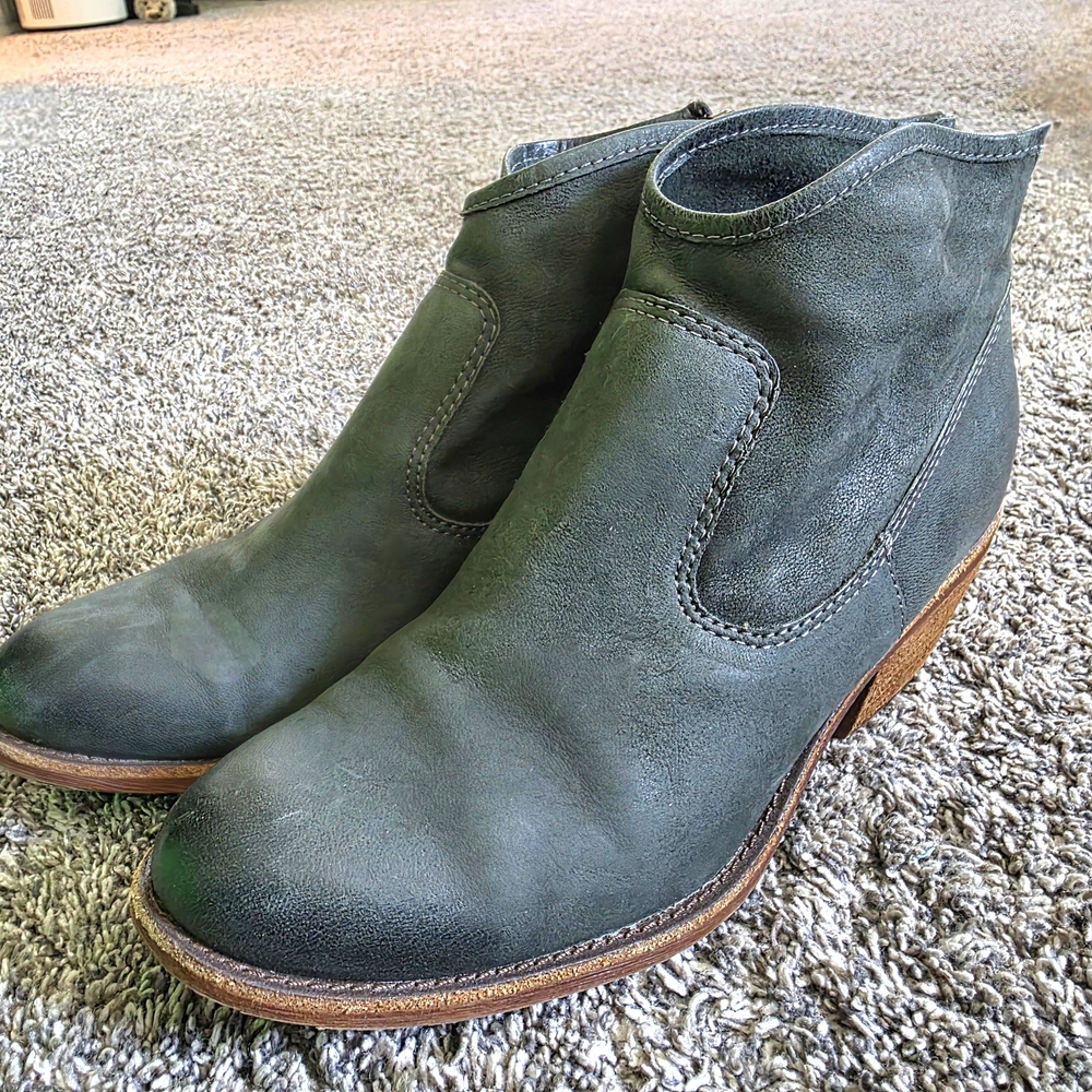 Sofft Olive Green Ankle Bootiwith Sleek Design - Picture 2 of 6